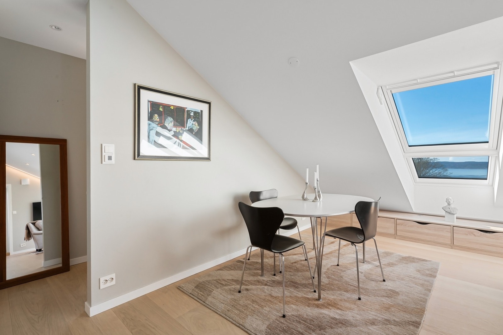 Det er enstavsparkett med gulvvarme og nyere Velux-takvinduer med solskjerming. Galleribilde
