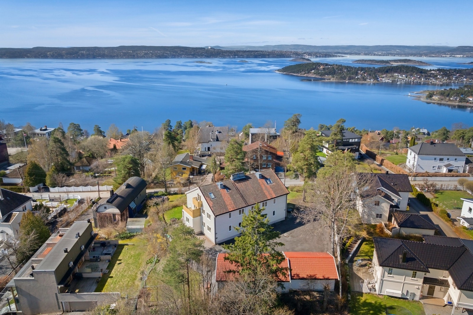 Solveien 110 A har en nydelig beliggenhet på et høydedrag og har særs god avstand til nærliggende bebyggelser. Galleribilde