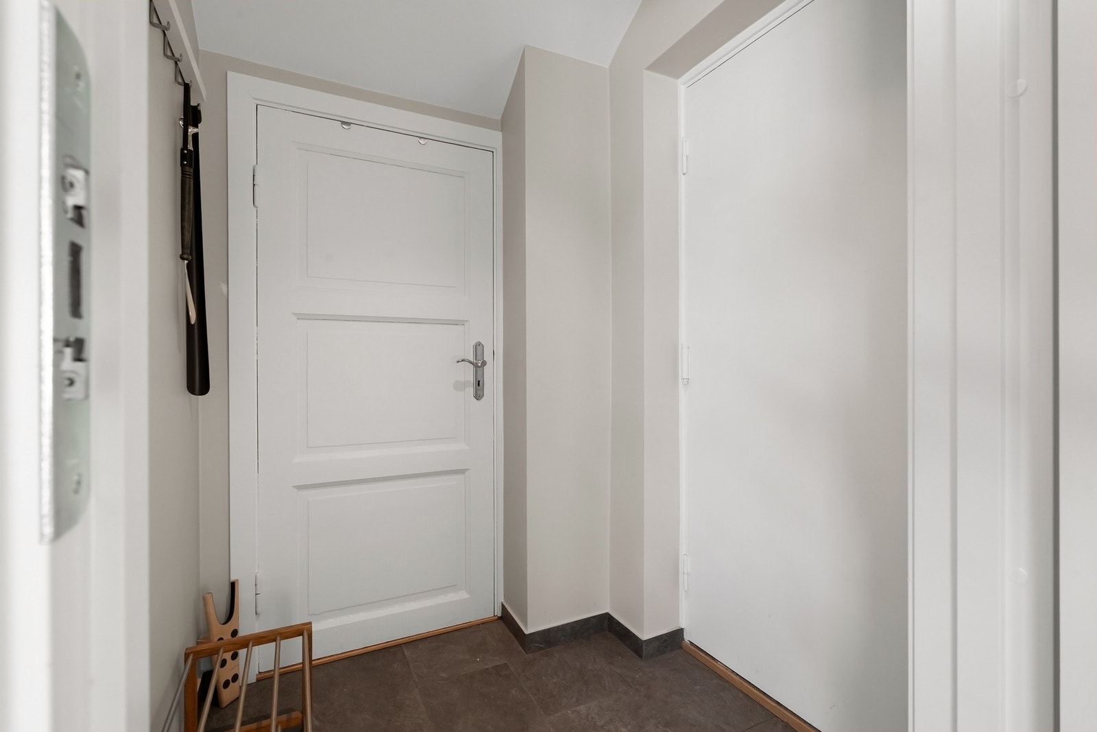 Entré med adkomst til gang og disponibel loftsbod på ca. 8 m². Galleribilde
