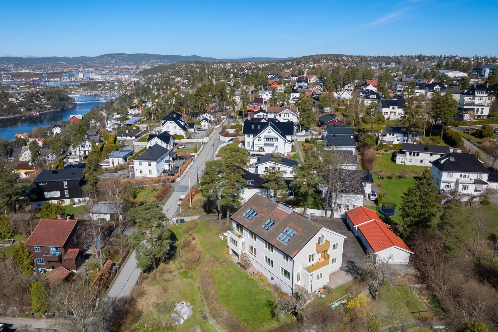 Området har gode kollektivforbindelser med buss, trikk og tog. Nærmeste holdeplass er Bråten, med ca. 10 minutters gangavstand fra boligen. I tillegg ligger Nordstrand stasjon i nærheten, som gir enkel togforbindelse. Galleribilde