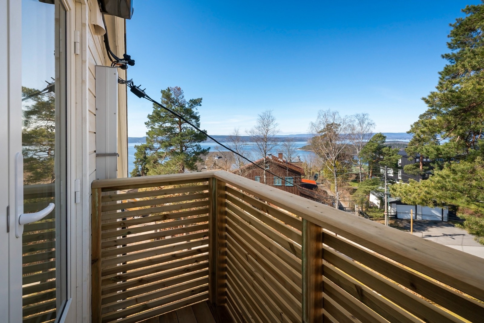 Gode solforhold med sol fra ettermiddag og til sen kveld midtsommers. Galleribilde