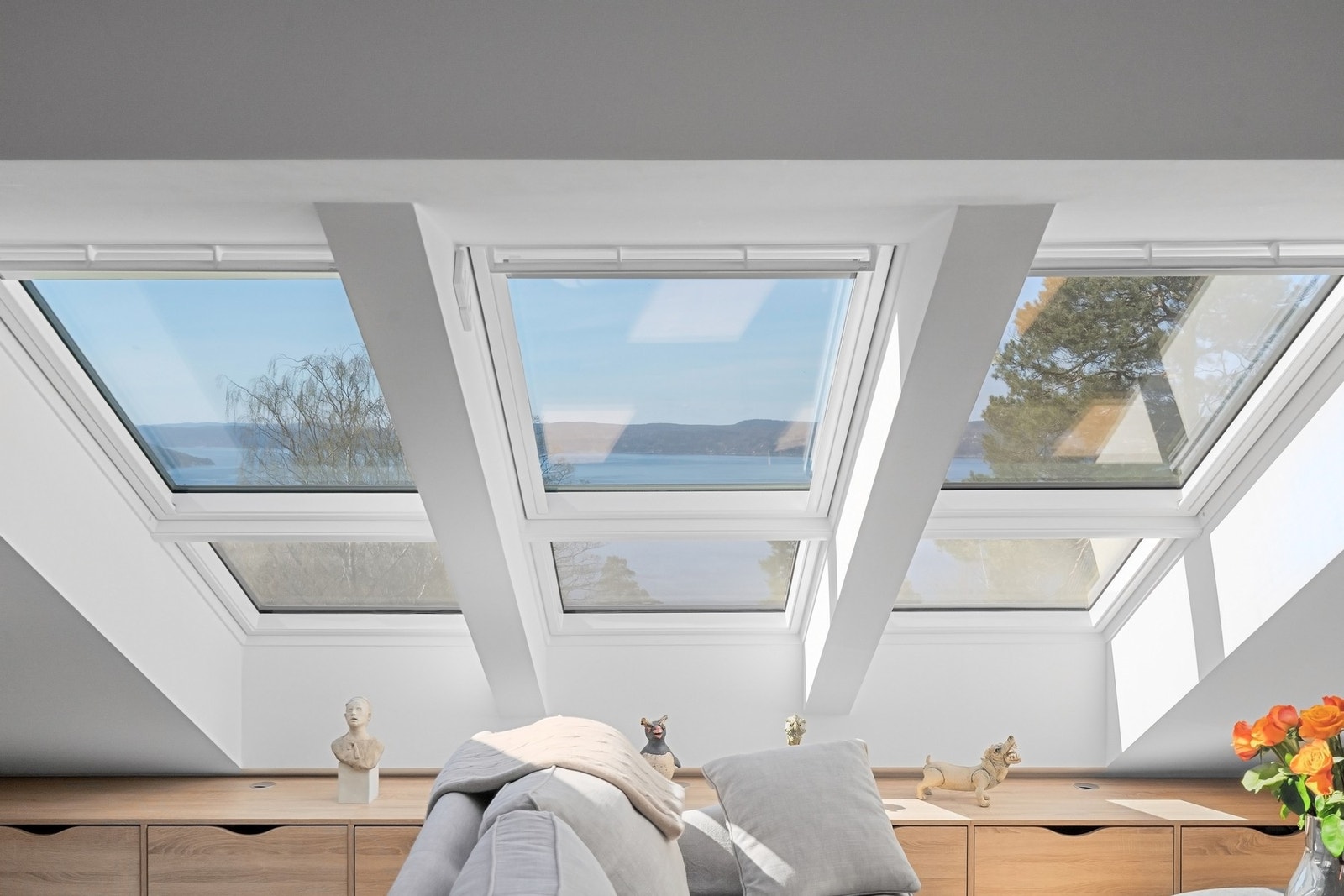Nyere Velux-overlysvinduer med solskjerming og nydelig utsikt. Galleribilde