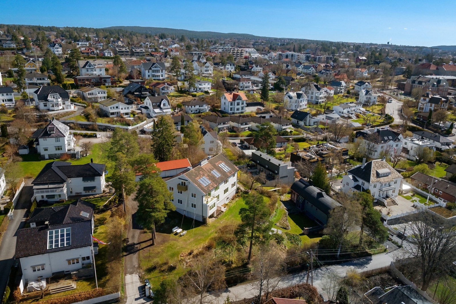 I nærområdet finnes gode idretts- og aktivitetstilbud, blant annet ved Nordstrand idrettsplass og Nordstrandhallen, samt tennisanlegg, treningssentre og øvrige fritidstilbud. Galleribilde