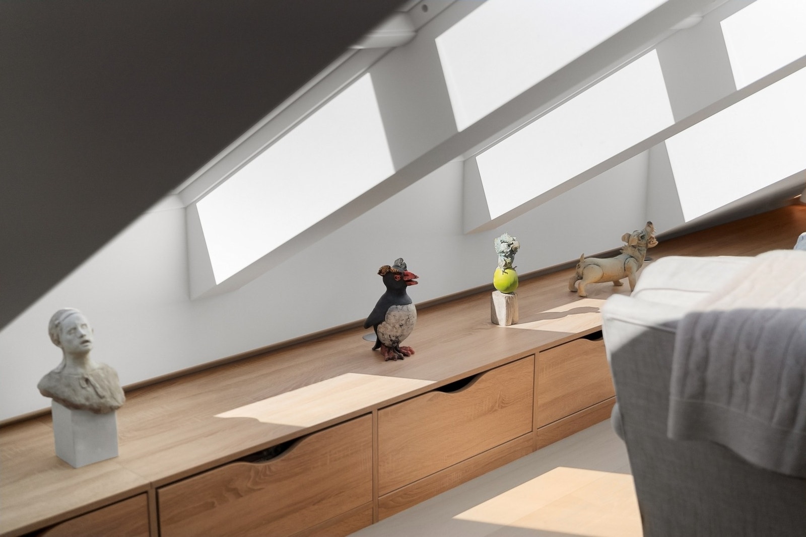 Boligen byr på gjennomgående god standard og gode materialvalg, samt plassbygde garderobe- og skuffeseksjoner. Galleribilde