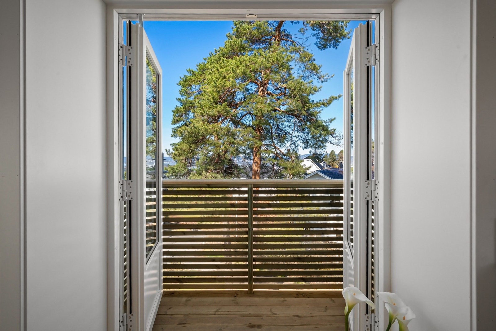Utgang fra allrommet til en nordvestvendt balkong på 2 m². Galleribilde