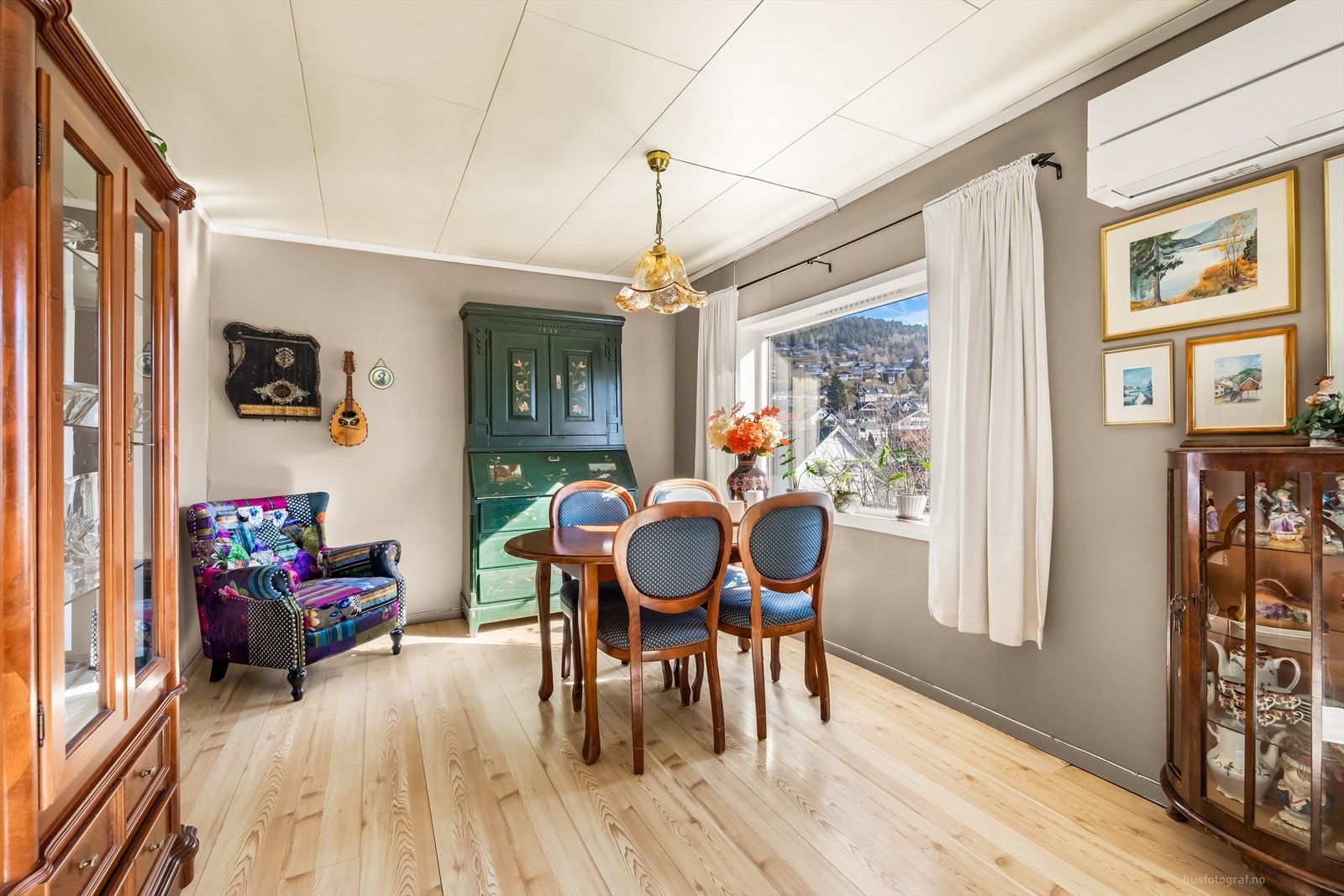 Vinduene i stuen gir godt med naturlig lys inn. Galleribilde