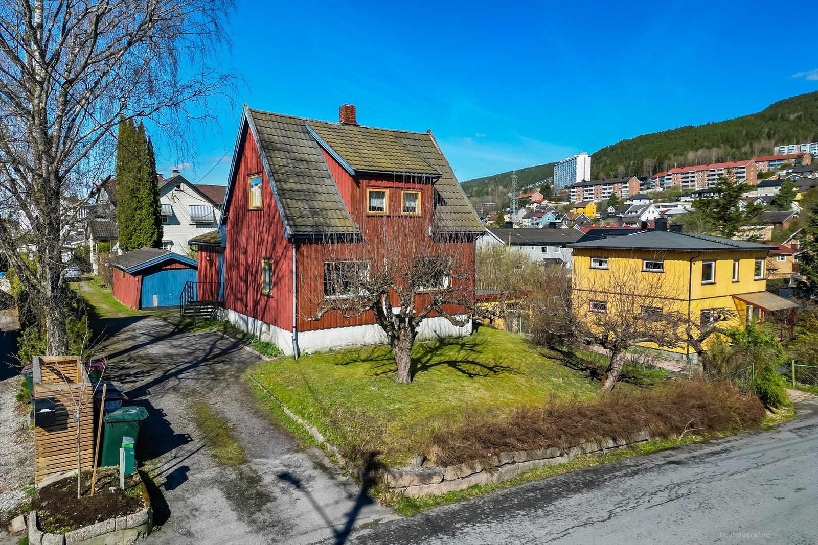 Gustav Waal og Eiendomsmegler 1 Dahl Drammen ønsker velkommen til Store Landfall Øvre 15A! Fotograf: Knipzet AS. Galleribilde