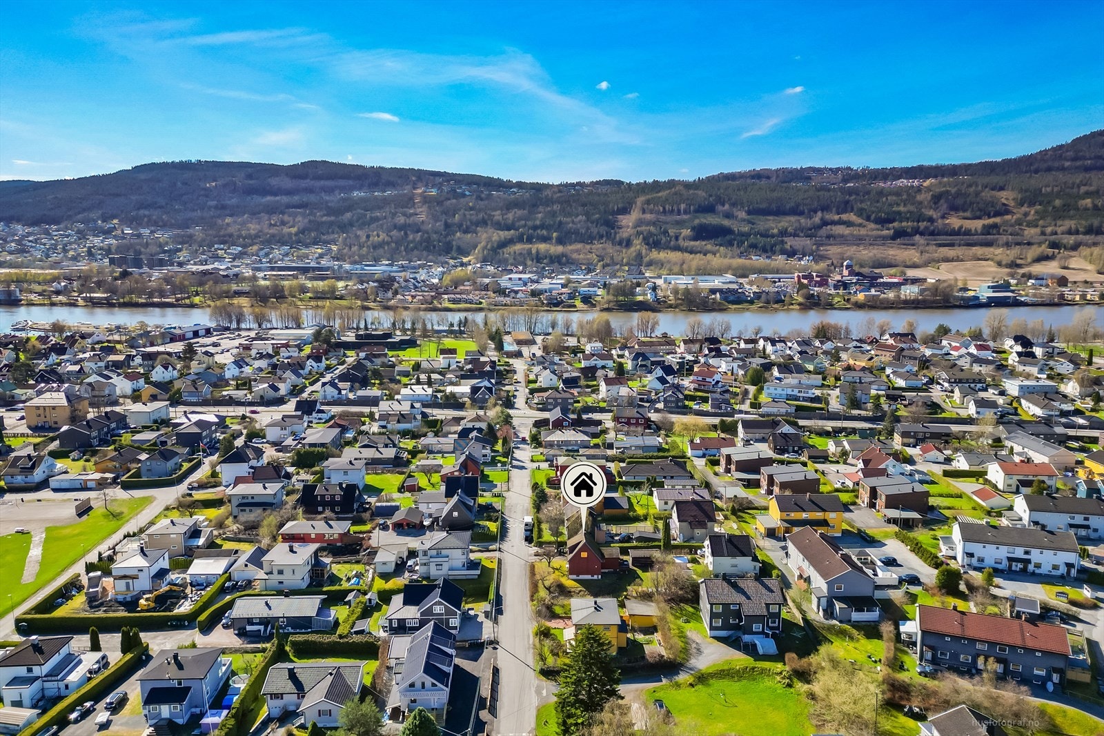 Fra eiendommen er det kort vei til blant annet lekeplass, matbutikk, bussforbindelse, idrettsanlegg, skole, barnehage og marka med fine tur- og aktivitetsmuligheter. Galleribilde