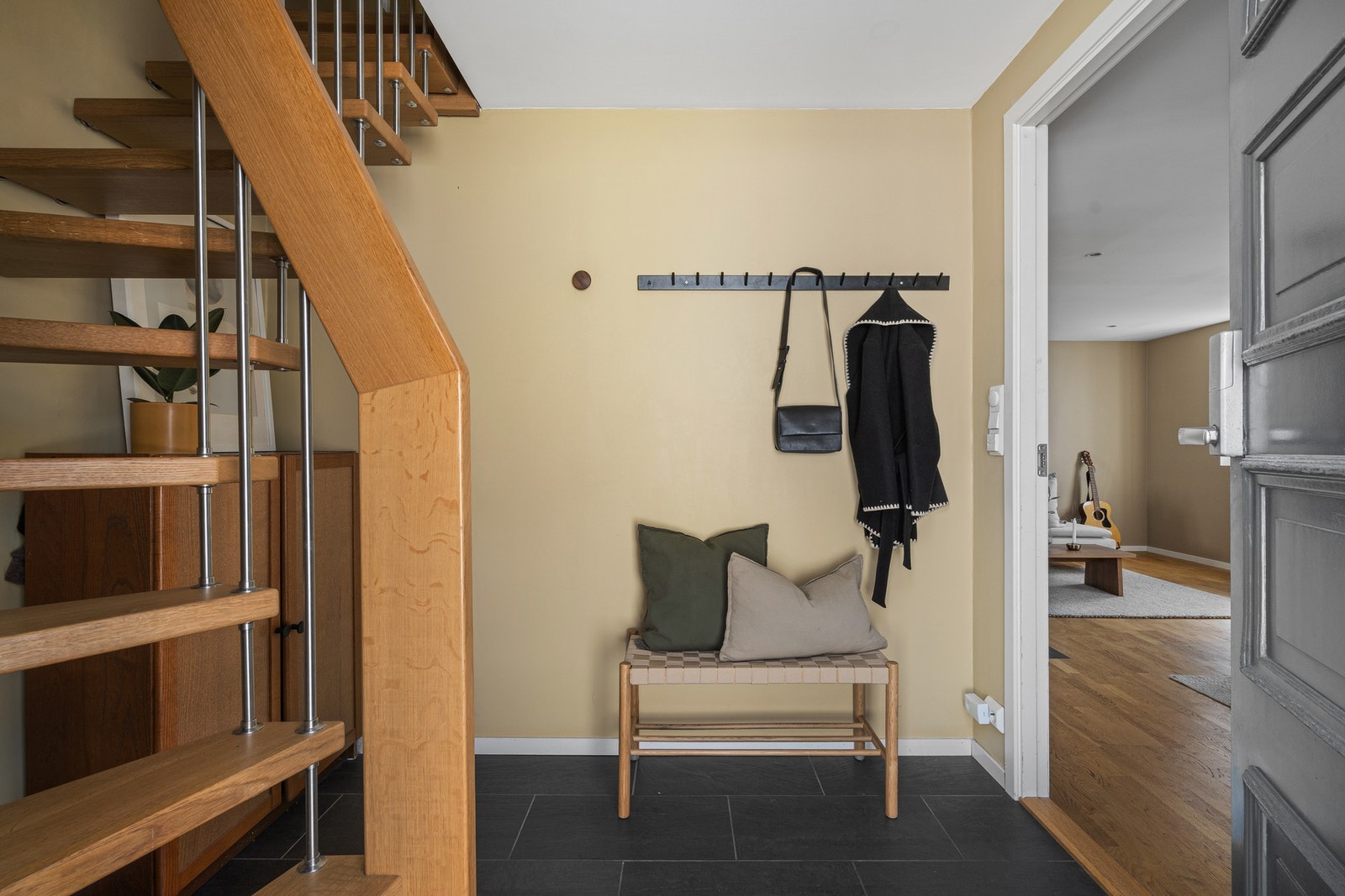 Innbydende gang med god plass til å henge fra seg yttertøy. Galleribilde