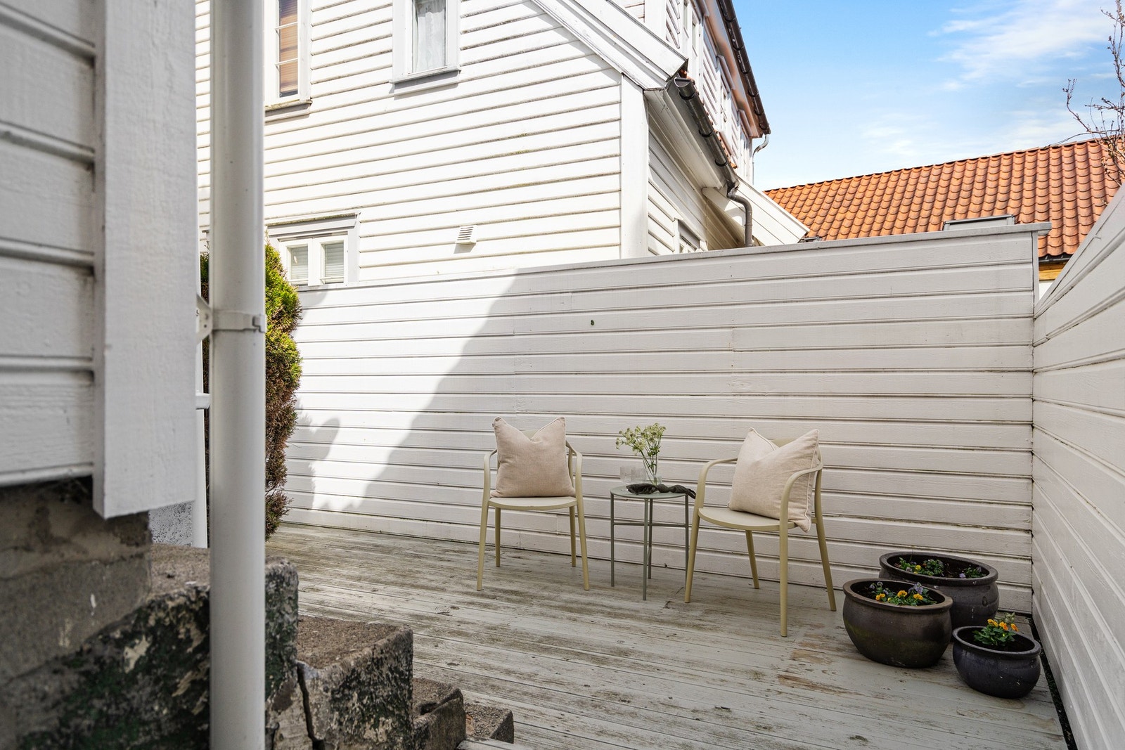 Lun og skjermet terrasse. Galleribilde