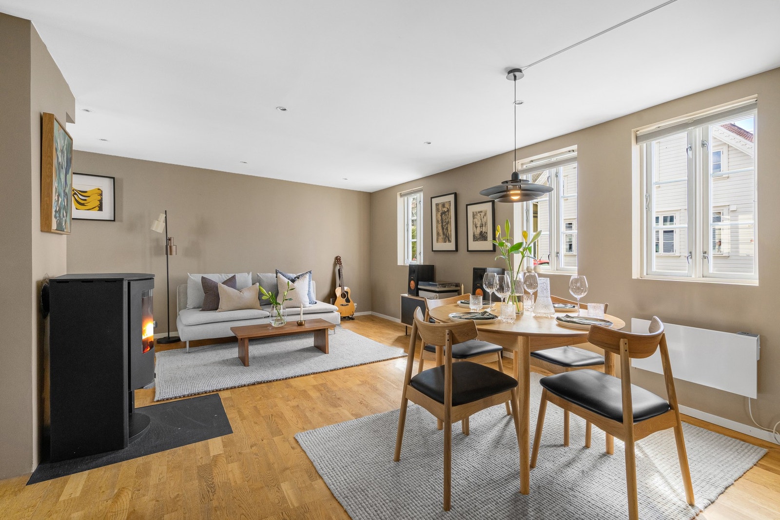Stuen har god plass til både sofagruppe og spisebord. Galleribilde