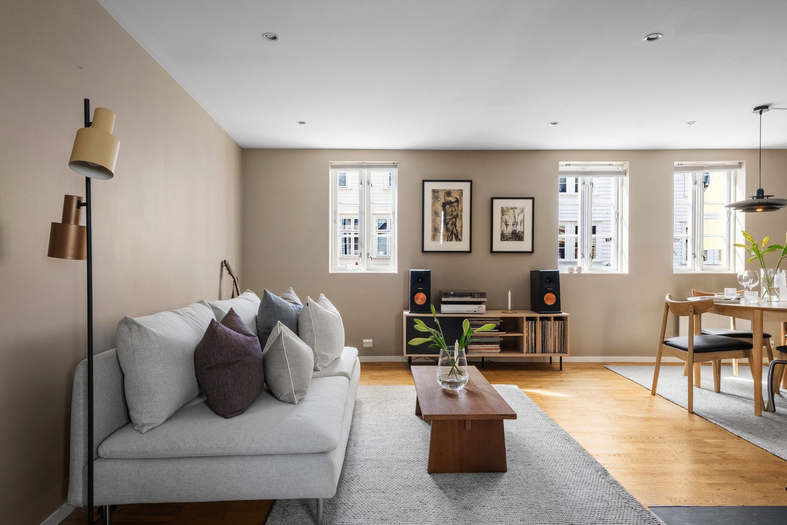 Gjennomgående er downlights i himling og overflater malt i tidsriktige farger. Galleribilde