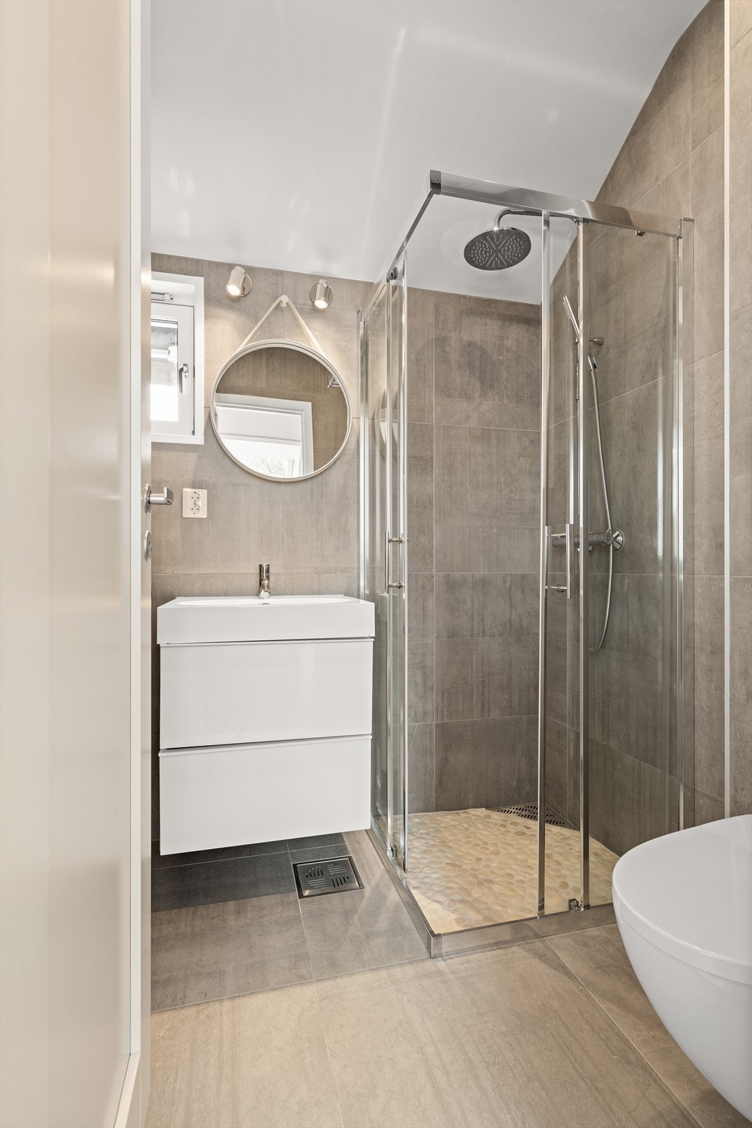 Badet tilknyttet hovedsoverommet ble oppgradert rundt 2015. Det har gulvvarme og dusjhjørne med regndusj. Galleribilde