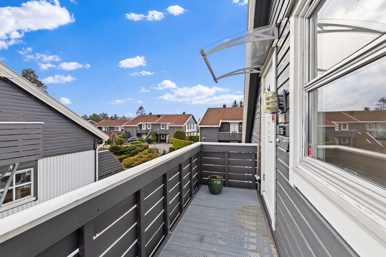 Ved inngangspartiet er det en hyggelig velkomstterrasse. Galleribilde