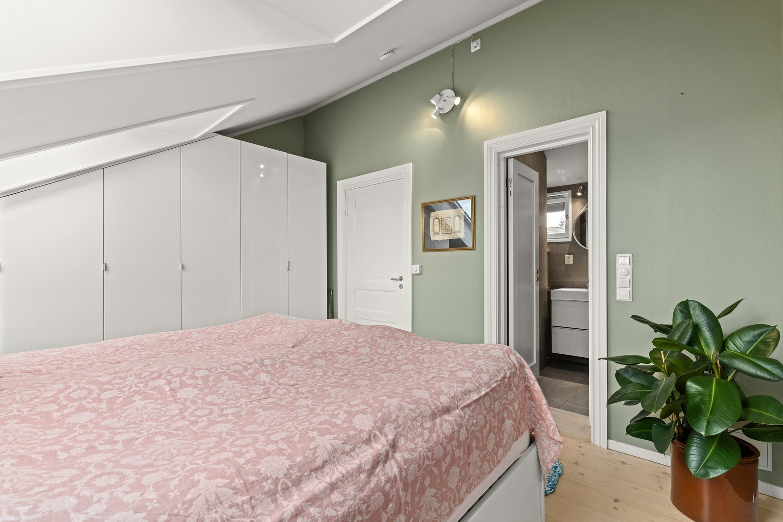 Hovedsoverommet har rikelig med garderobeplass og direkte adkomst til eget bad. Galleribilde