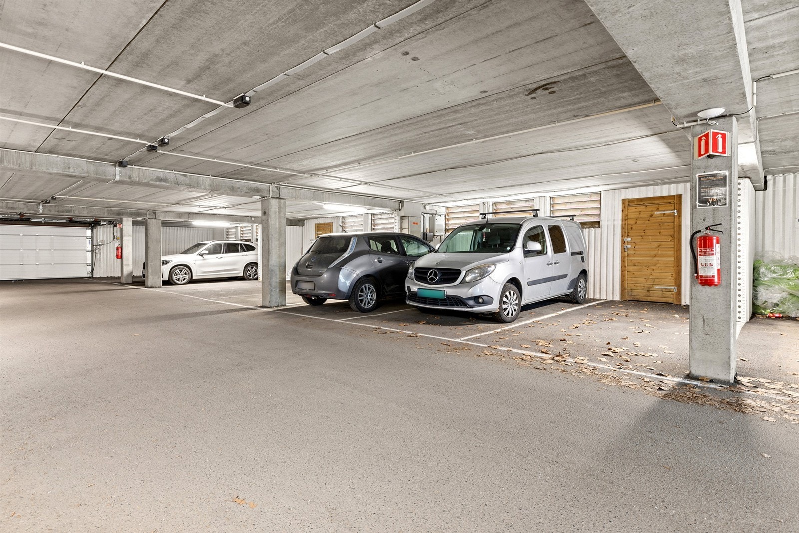Det medfølger en fast garasjeplass i felles anlegg, med en tilhørende bod på 4 m² ved plassen. Galleribilde
