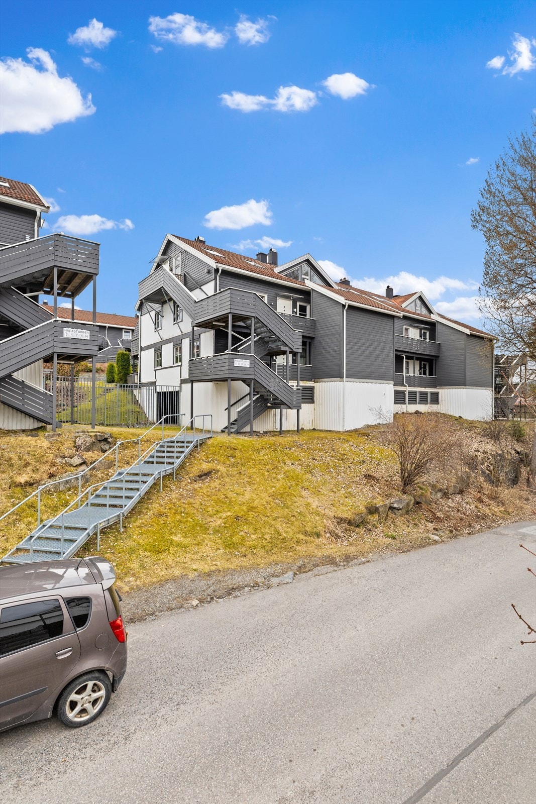 Adkomst til leiligheten via felles utvendig trappeoppgang og egen inngang i tredje etasje. Galleribilde