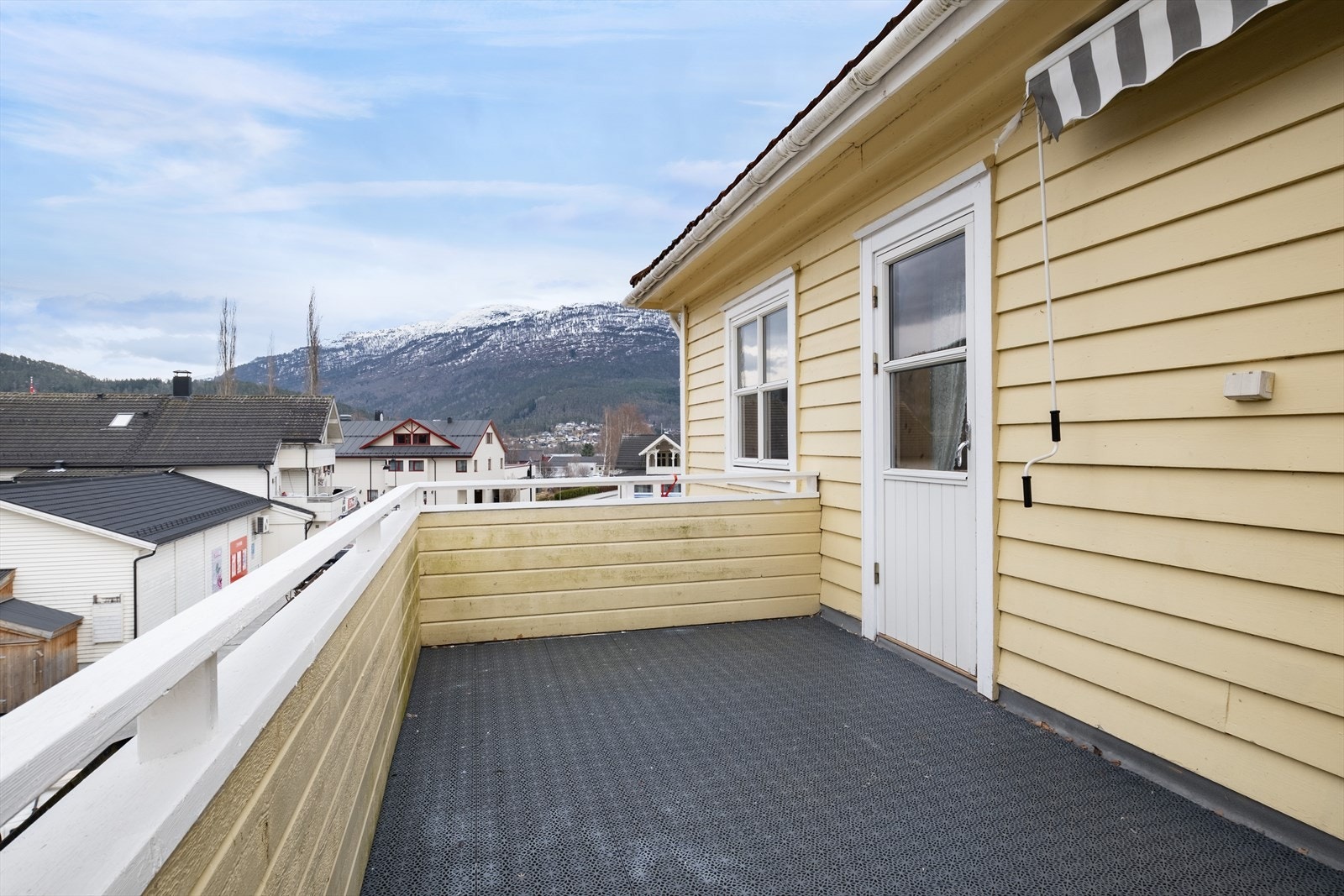 Ute på altanen har ein formiddagssol og plass til innreiing av sittegruppe. Galleribilde