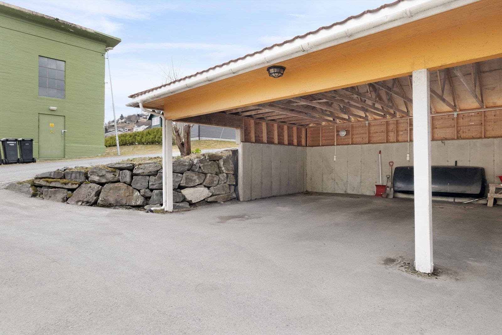 I tillegg har ein plass for 1 bil og utebod i felles carport. Galleribilde