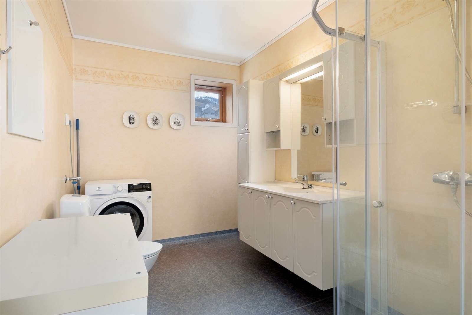 Badet har golvbelegg som membran frå 2004. Taket er platekledd, og veggar er platekledd trekte med belegg/tapet. Galleribilde