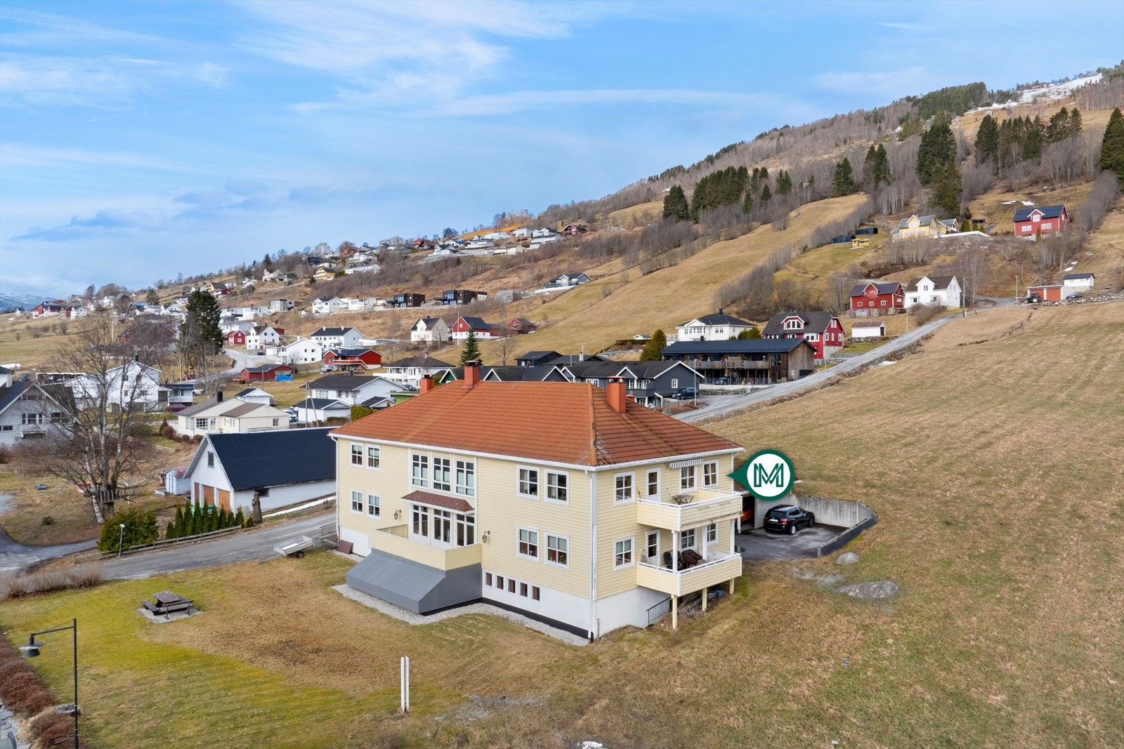 Velkomen til Mobakken 1E! Attraktiv 3-roms leilegheit på Hafslo med gåavstand daglegvarebutikk, skule, barnehage og flotte turmoglegheiter. Galleribilde