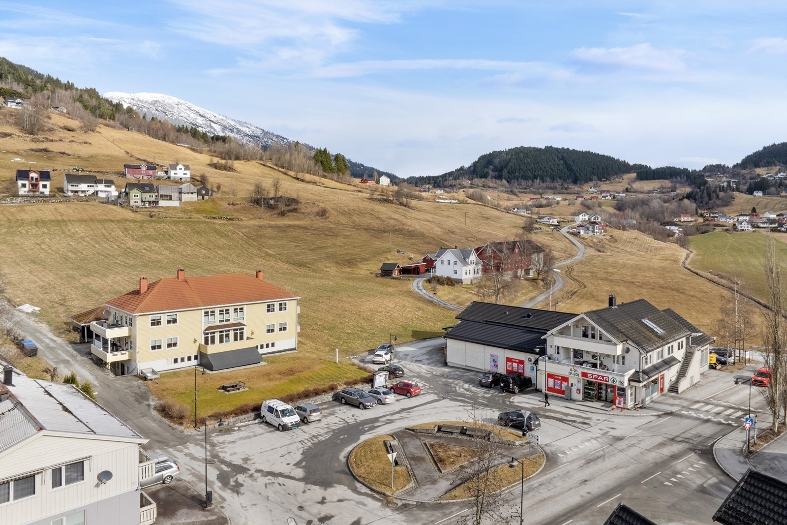 Eigedomen ligg sentralt plassert i Hafslo sentrum med daglegvarebutikk som næraste nabo. Galleribilde