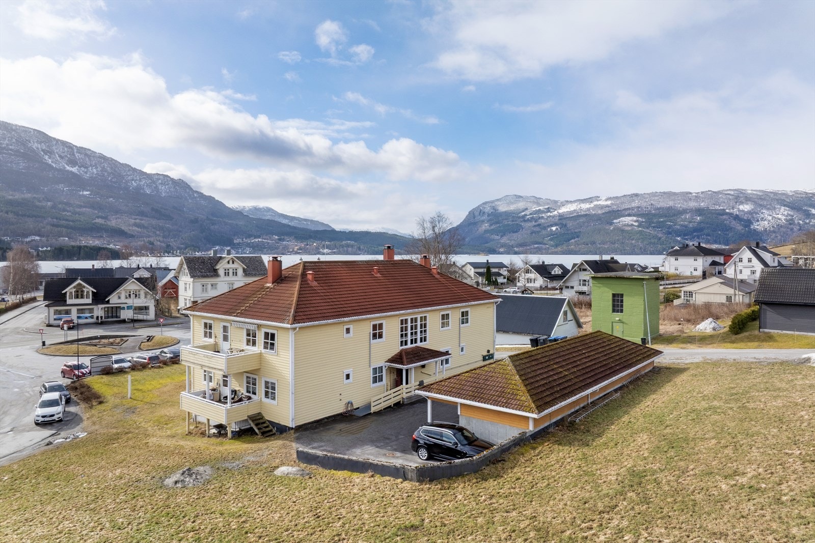 Bygningen vart oppført i 1952 som kommunehus. I 2003-04 vart bygningen renovert innvendig og ombygd til leilegheiter. Galleribilde