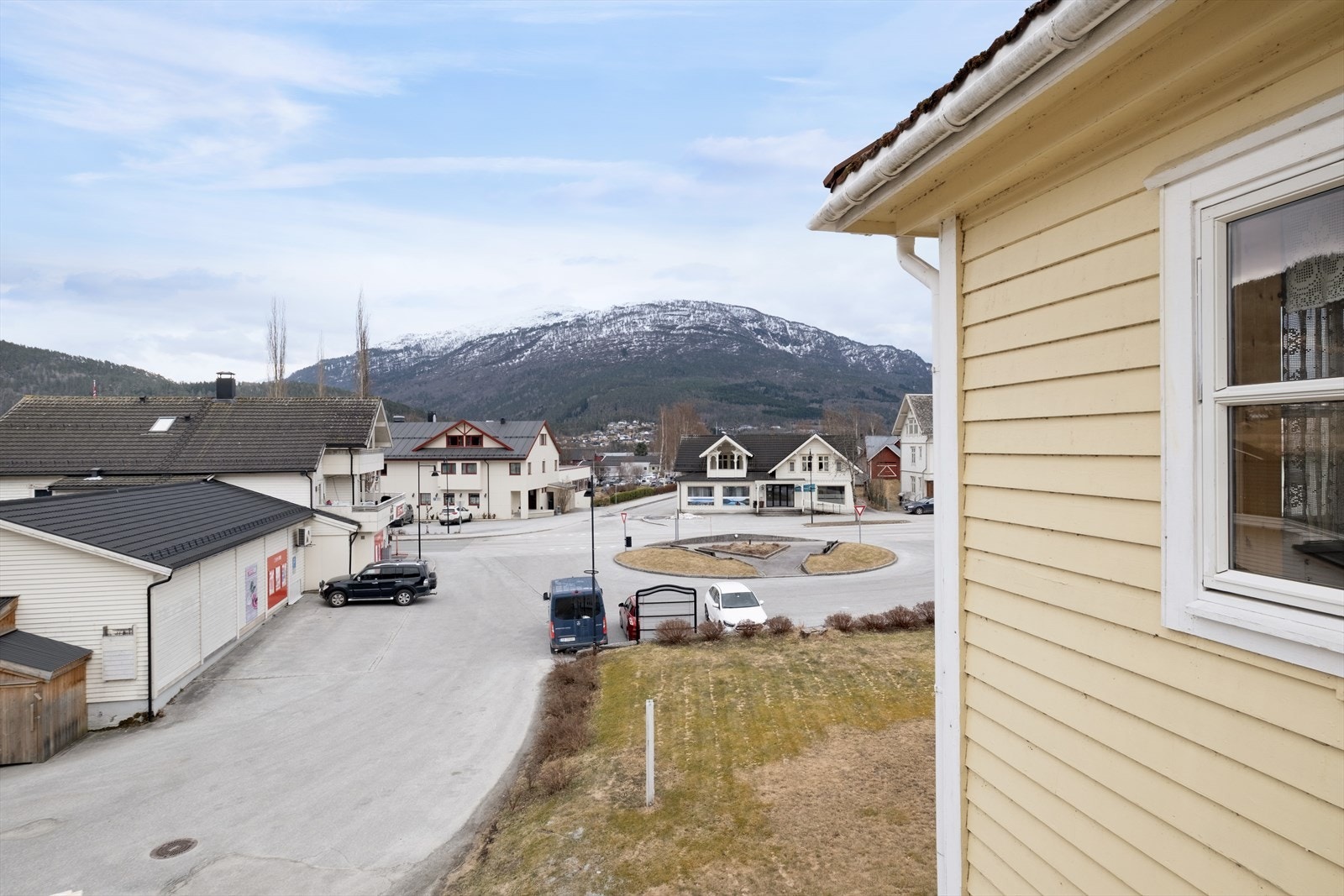Utsikt frå altan mot nærbutikken og sentrum. Galleribilde