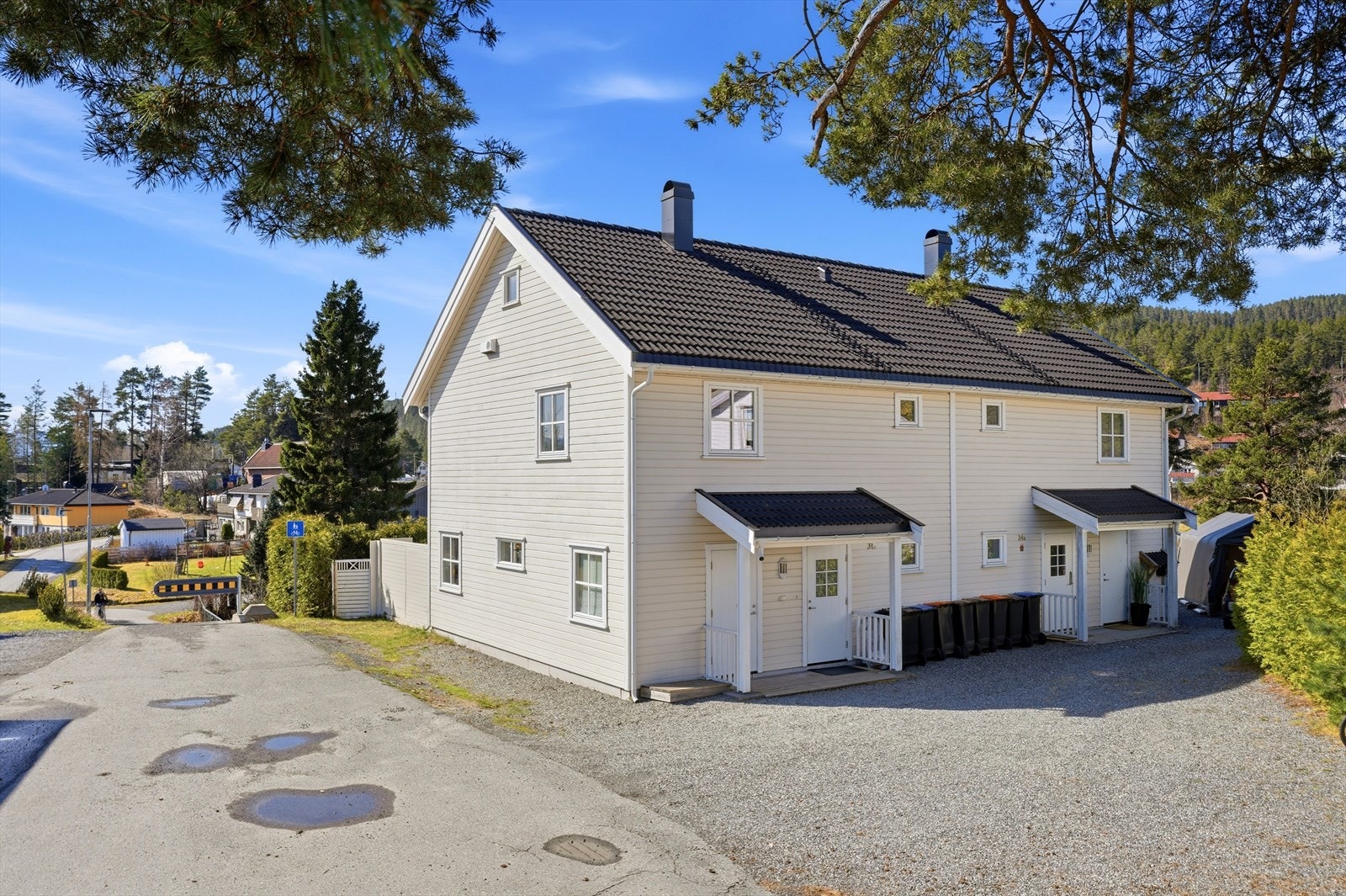 Boligen er oppført i 2015 og har en gjennomgående god standard, med blant annet balansert ventilasjon som sikrer et sunt inneklima. Galleribilde