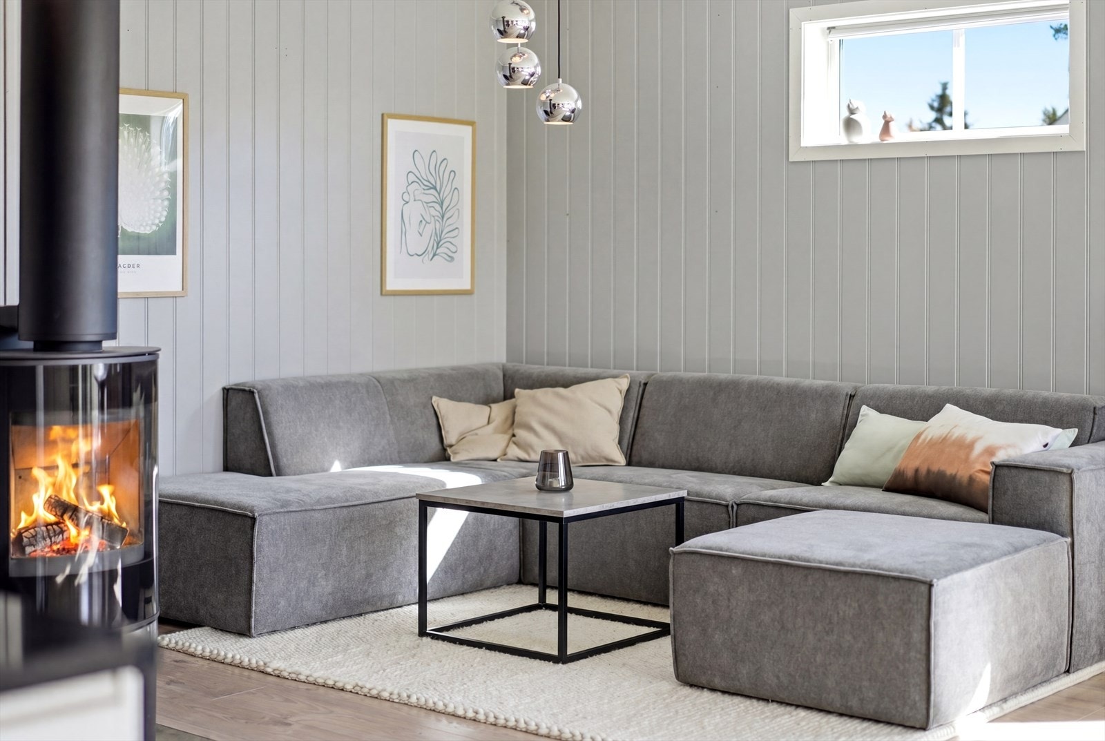 Store vindusflater og malte trevinduer med 2-lags glass slipper inn rikelig med dagslys. Galleribilde