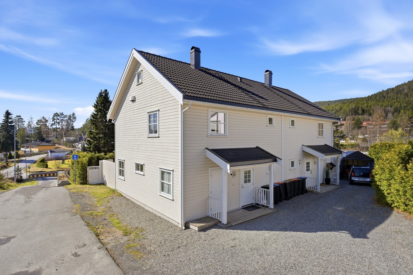 Eiendommen ligger i et område med lite gjennomgangstrafikk, og har en utvendig bod på 5 m² for ekstra lagring. Galleribilde