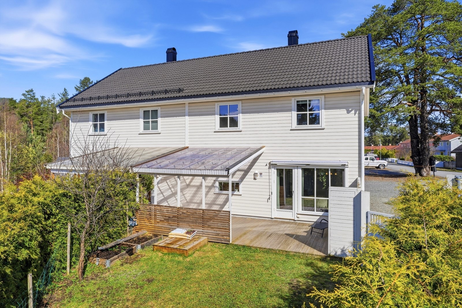 Eiendomsmegler Lars Bredeveien presenterer en familievennlig halvpart av en tomannsbolig med en stor, delvis overbygd terrasse og pent opparbeidet hage. Fotograf Arild Brun Kjeldaas. Galleribilde