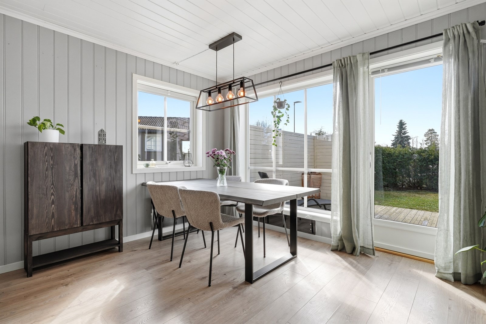 Spisestuen har god plass til langbord og direkte utgang til hagen via en malt balkongdør i tre. Galleribilde