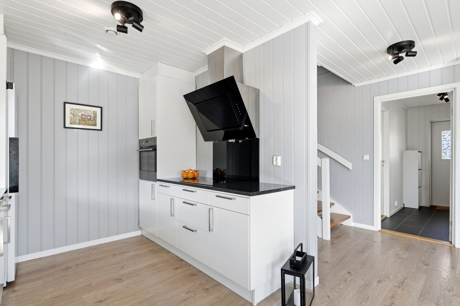 Kjøkkenet er utstyrt med stekeovn, platetopp og kjøkkenventilator med avtrekk ut. Galleribilde
