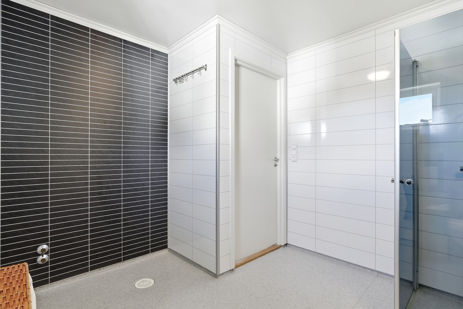 Badet har baderomsplater på veggene og er klargjort med avsatt plass til badekar. Galleribilde