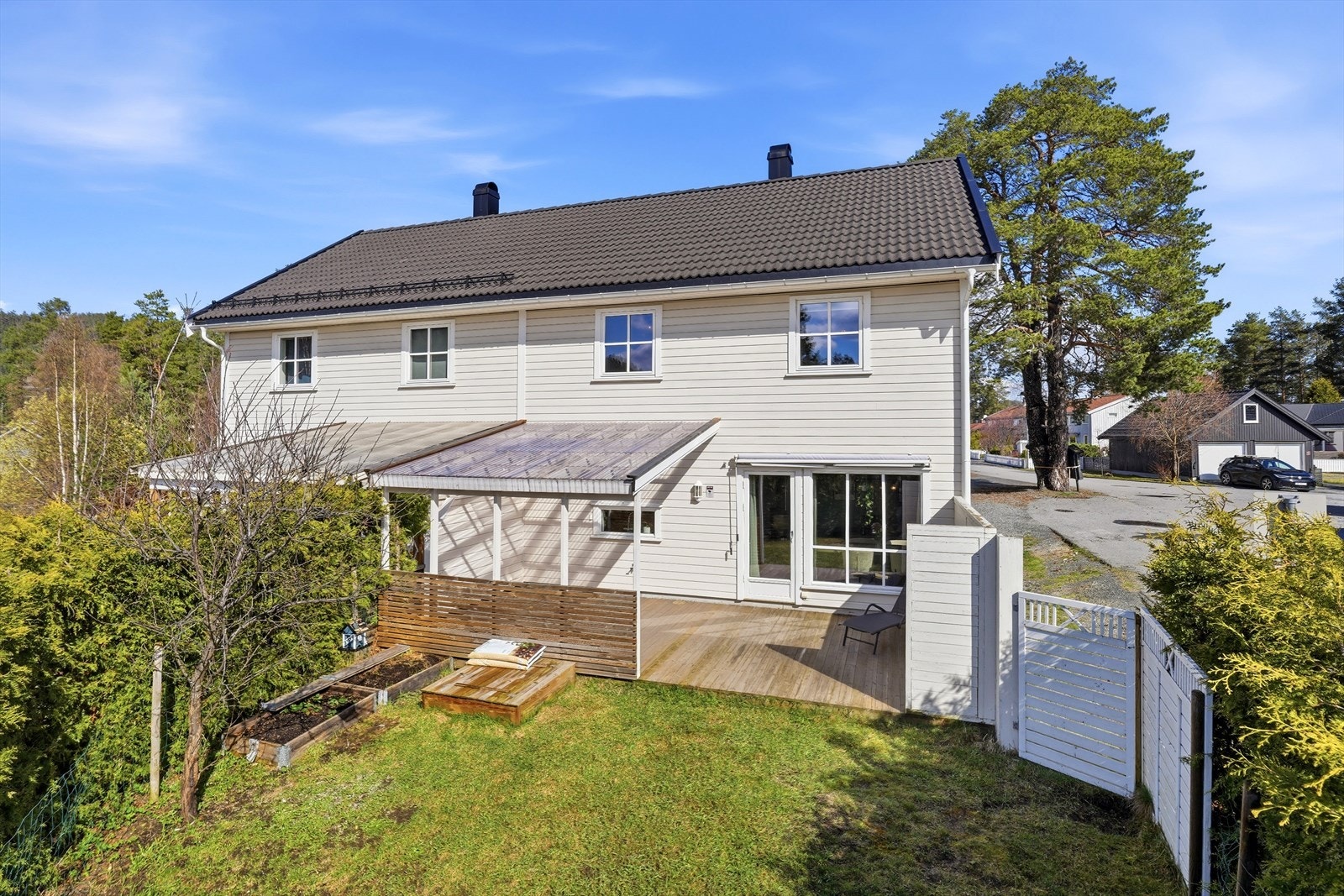 Boligen har en velholdt fasade med liggende bordkledning og tak tekket med betongtakstein. Galleribilde