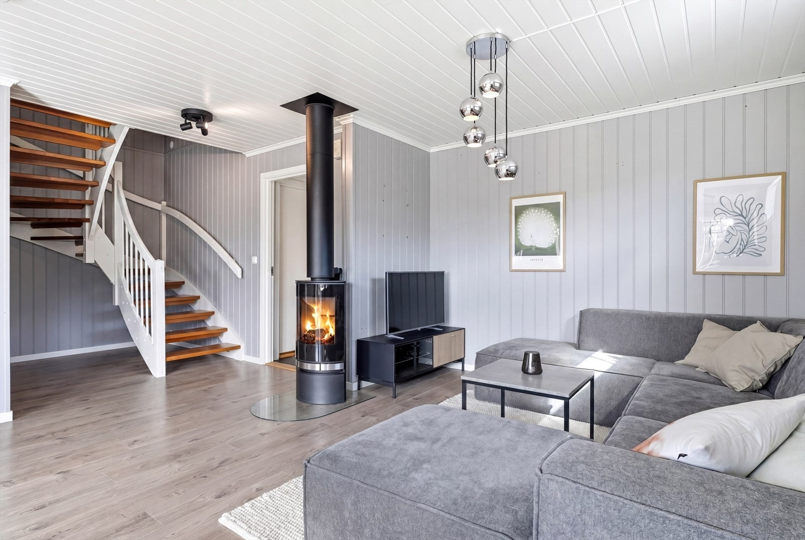 Den malte tretrappen binder de to etasjene sammen på en elegant måte. Galleribilde