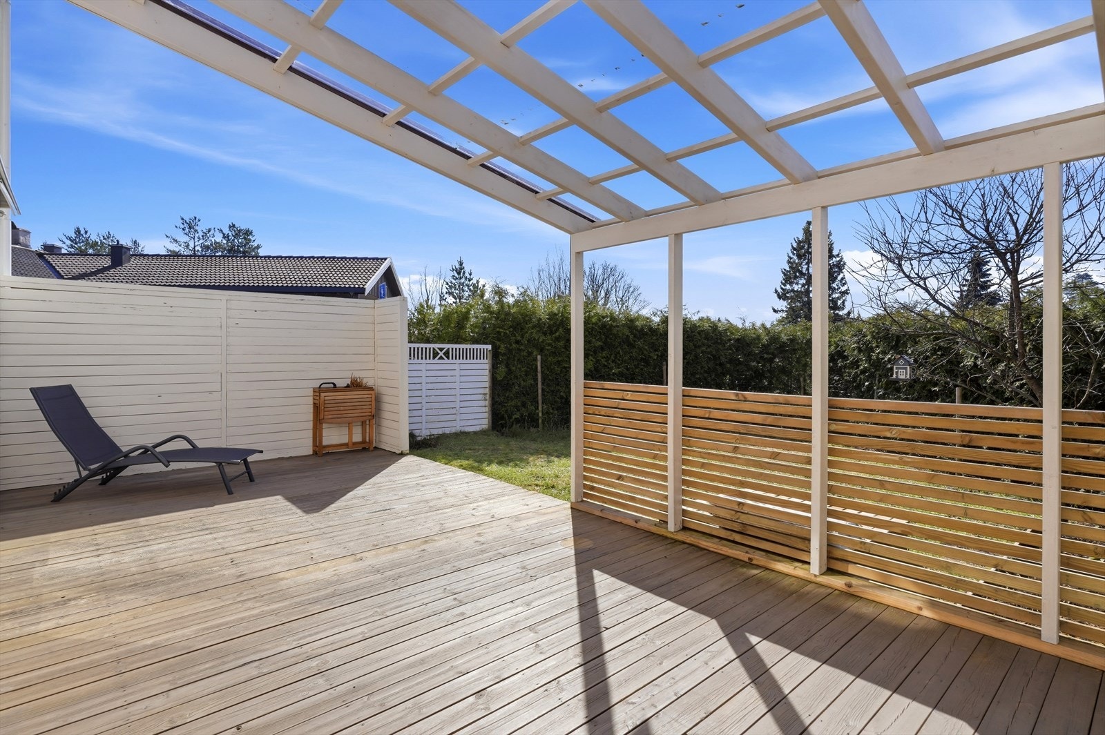 Den store treterrassen på ca. 25 m² blir en naturlig forlengelse av stuen om sommeren. Galleribilde