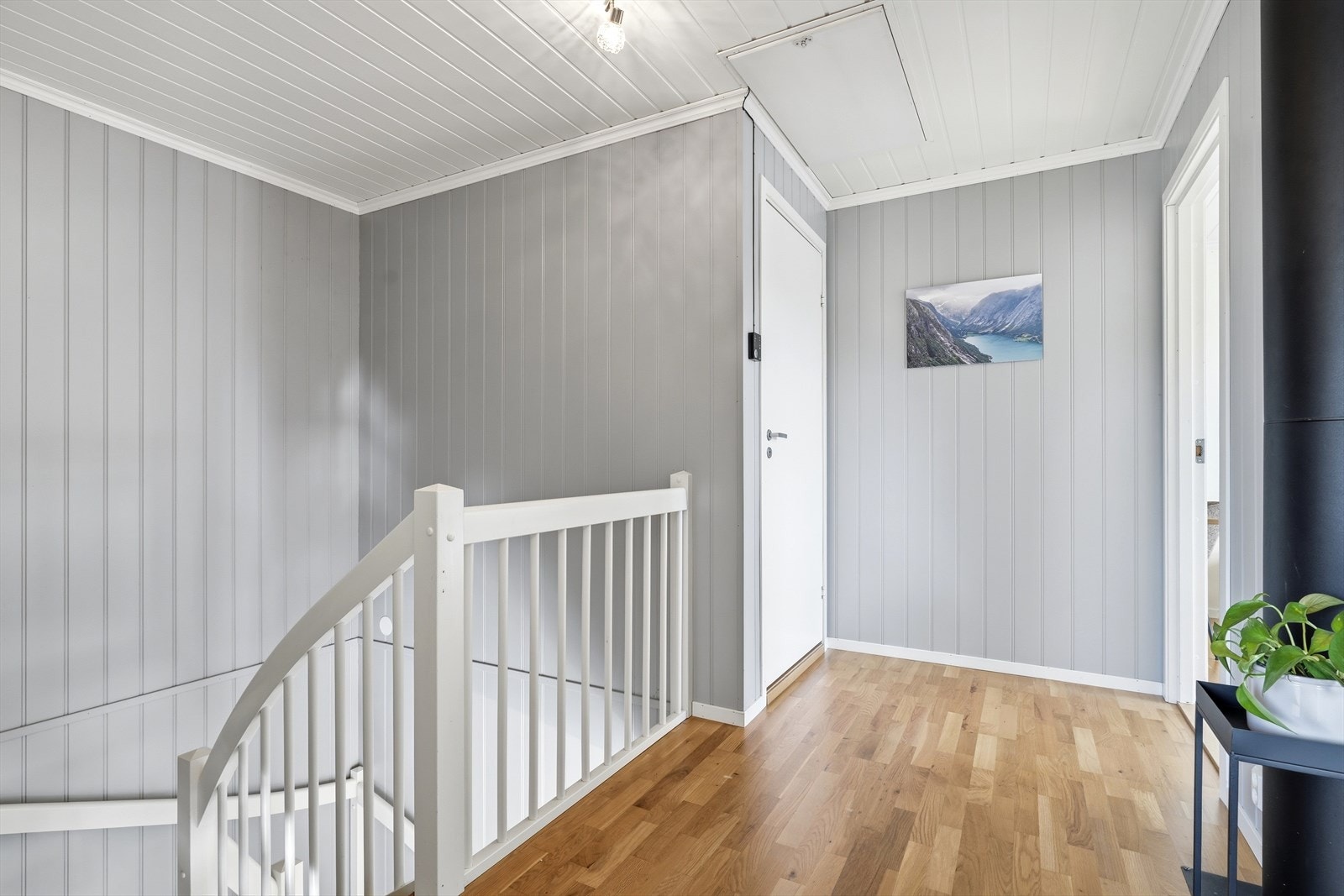 Hallen i andre etasje gir tilgang til alle tre soverommene og hovedbadet. Galleribilde