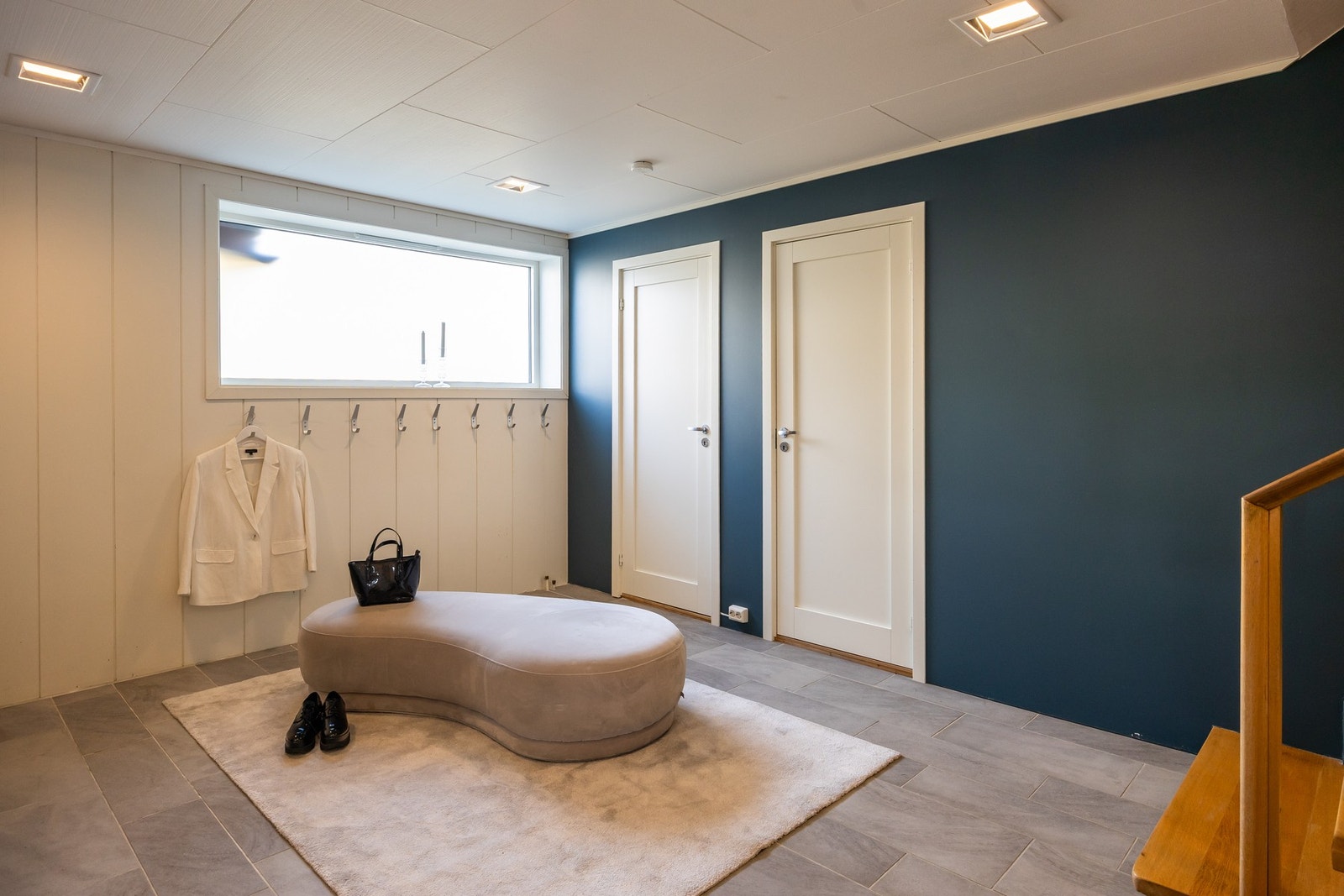 Stor garderobenisje for oppbevaring av sko og yttertøy. Herfra har man adkomst til to boder. Galleribilde