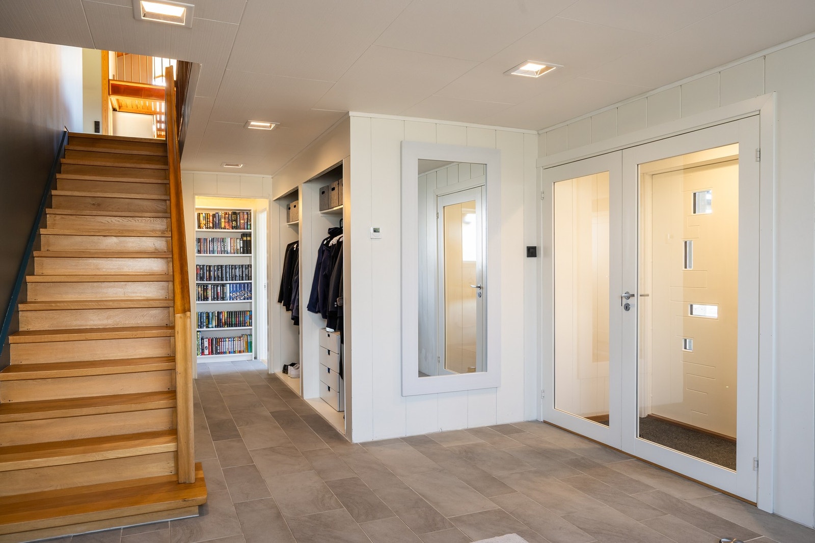 Man kommer først inn i en entré på 1,6m² og deretter til en svært romslig hall på 22,8m². Flisbelagt gulv med vannbåren gulvvarme. Galleribilde