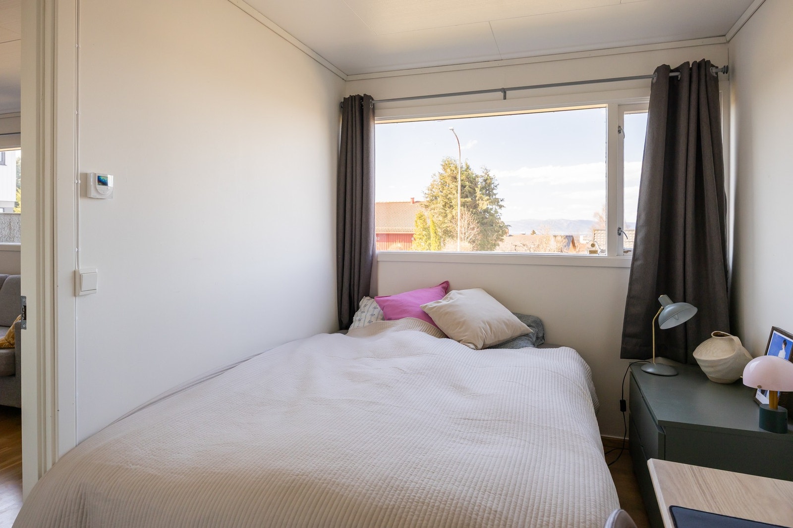 Utleiedel består av gang (5,3m²), kjøkken (6,7m²), soverom (6,8m²), stue (13,9m²) og bad (5m²). Leietaker disponerer bod på 2,4m² rett ved inngang til utleiedel. Galleribilde