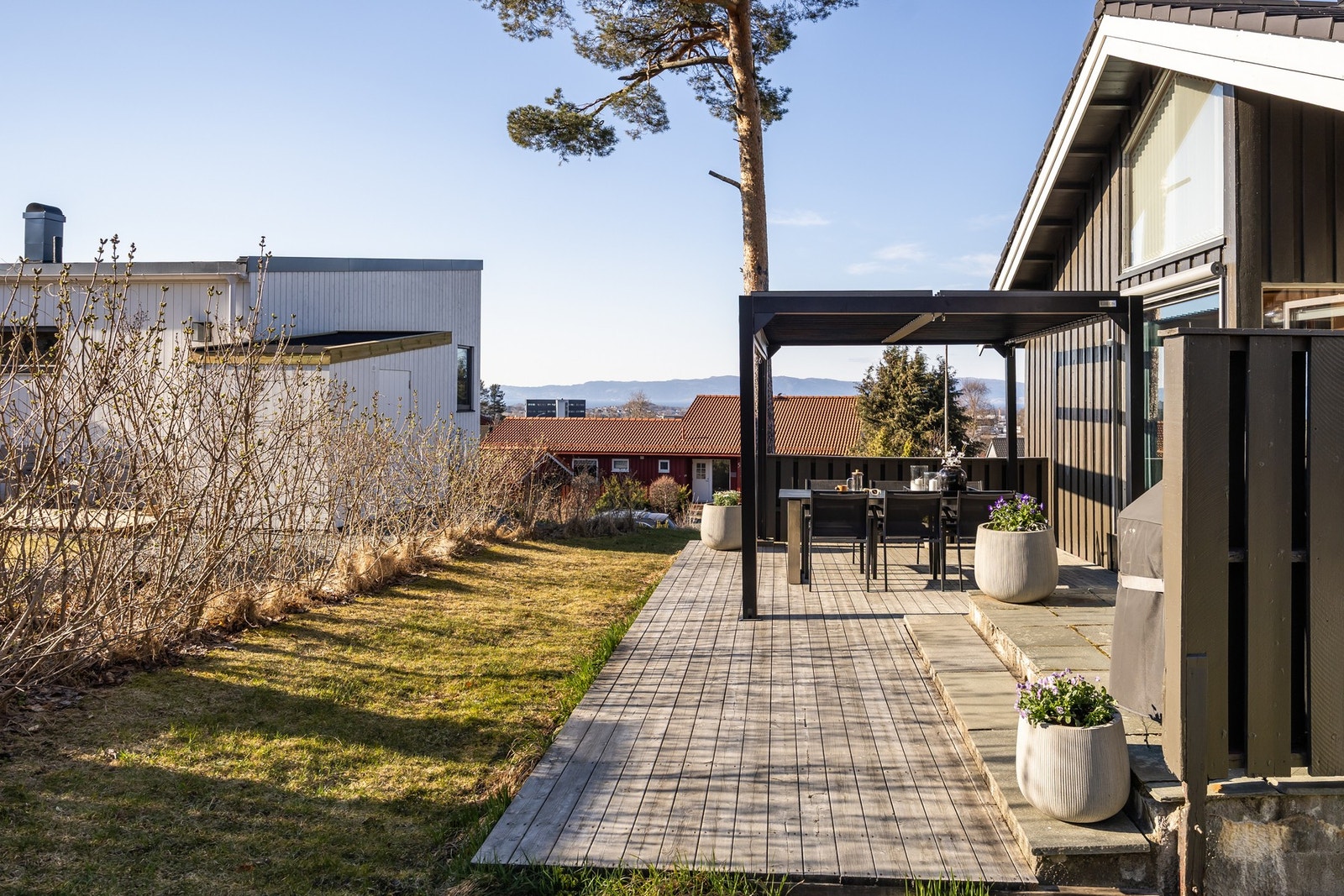 Terrasse på 33 m² som er syd- til nordvestvendt og har delvis takoverbygg. Galleribilde