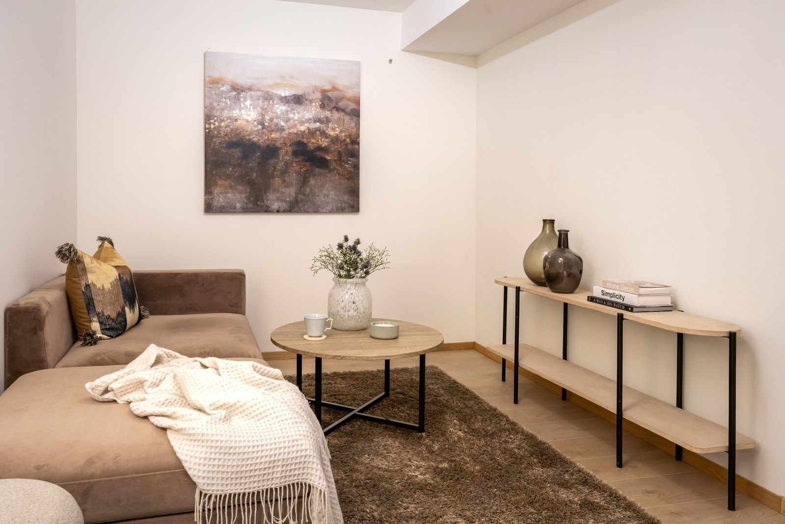 Rommet har ikke vindu og oppfyller således ikke krav til stue. (Mulig å etablere vindu og lysgrav) Galleribilde