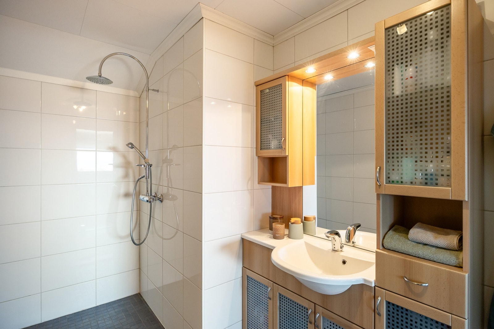 Badet ble renovert i 2008 og fremstår som pent med flislagte vegger og gulv. Her er dusjhjørne, wc og baderomsinnredning. Varme i gulv. Galleribilde