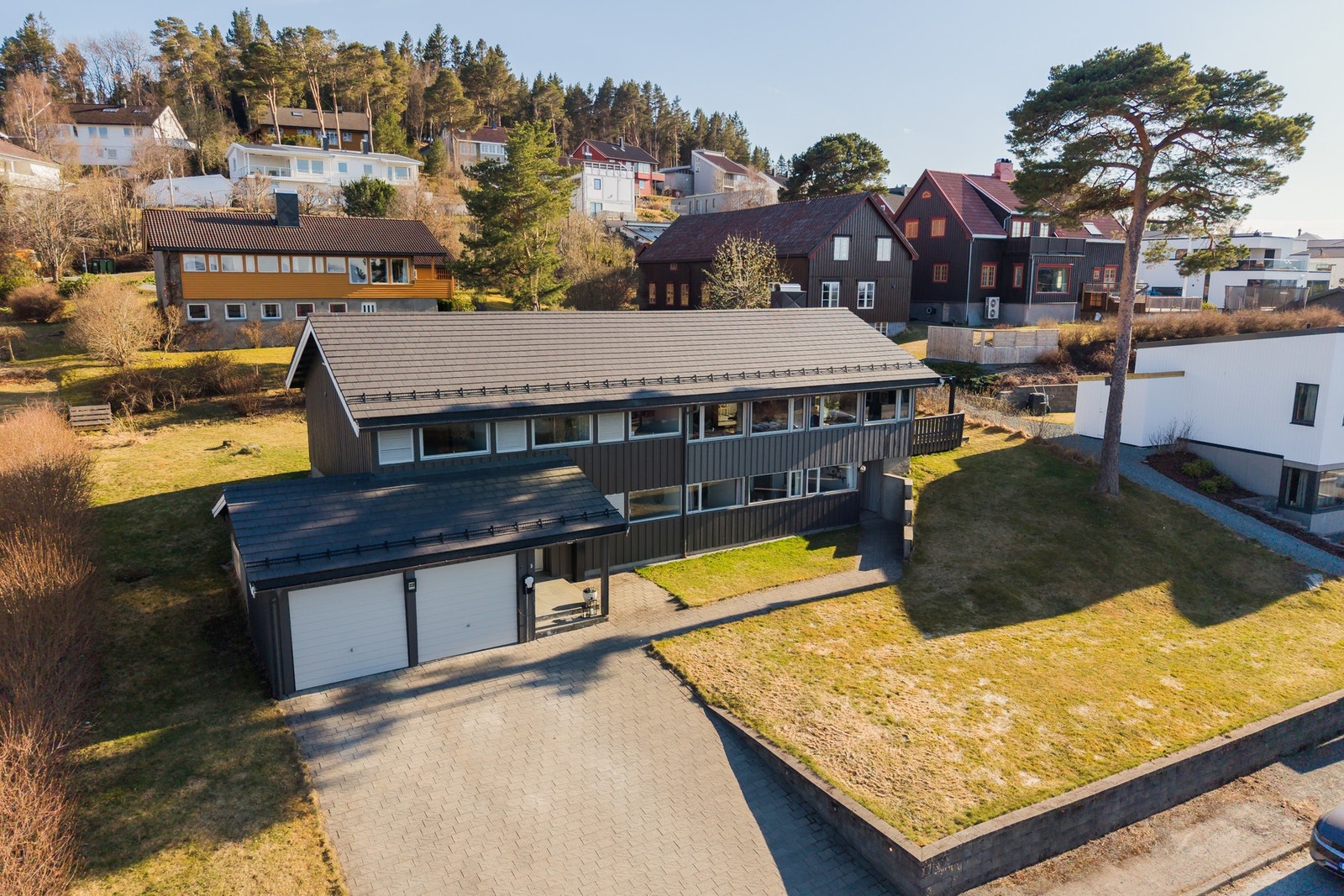Boligen har dobbelgarasje samt god plass til parkering foran garasjen. Galleribilde