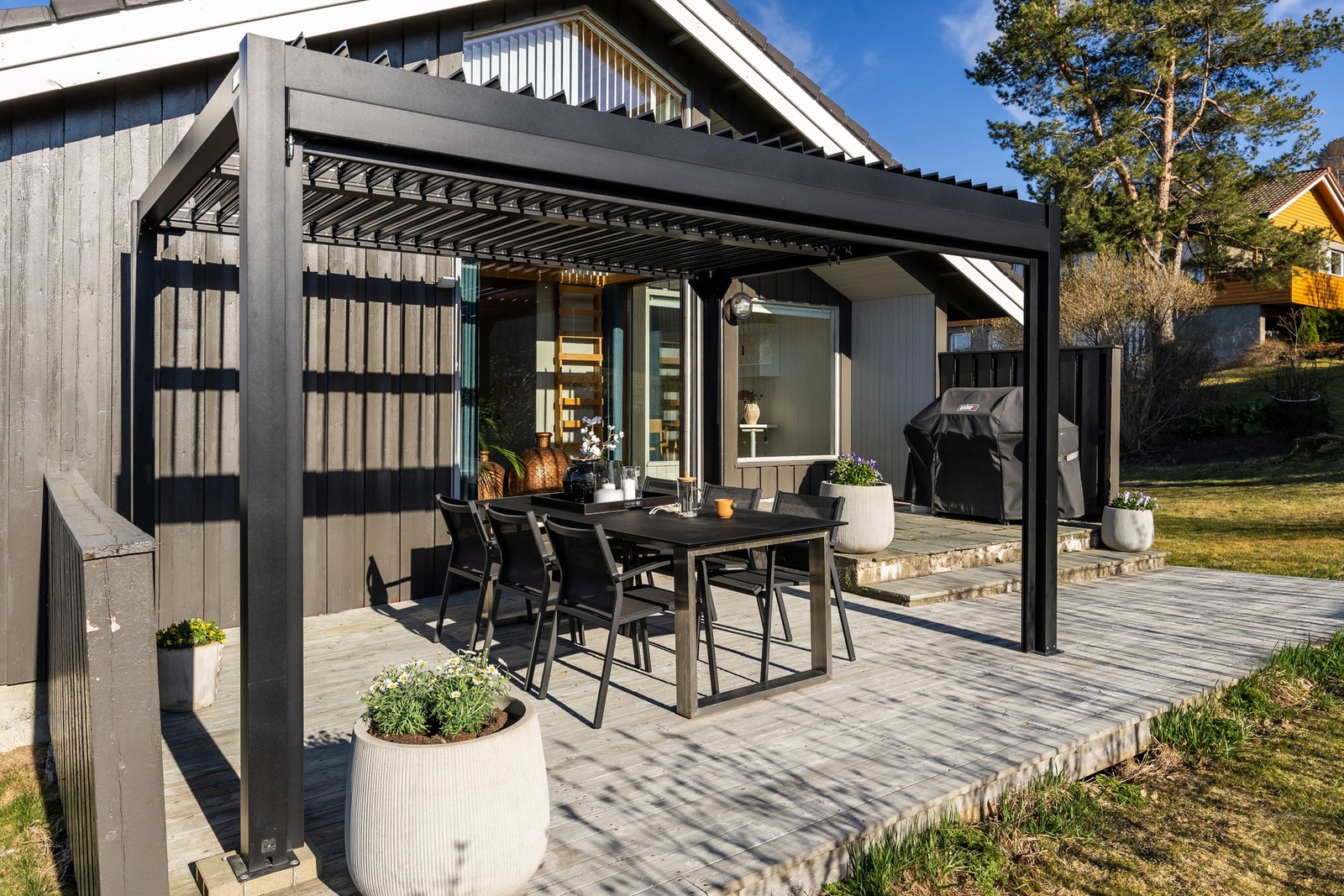 Herfra er utgang til terrasse og hage. Galleribilde