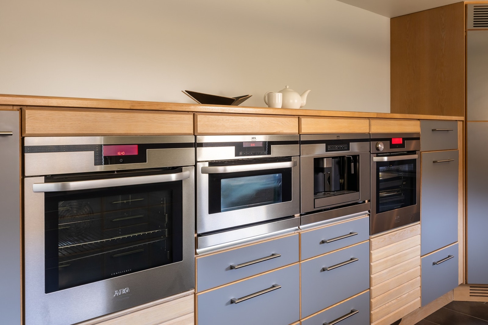 Innredningen har integrerte hvitevarer som stekeovn, kombi steke-/dampovn, platetopp (80cm), oppvaskmaskin, kaffemaskin, mikrobølgeovn m/grillfunksjon, kjøleskap og fryser. Galleribilde
