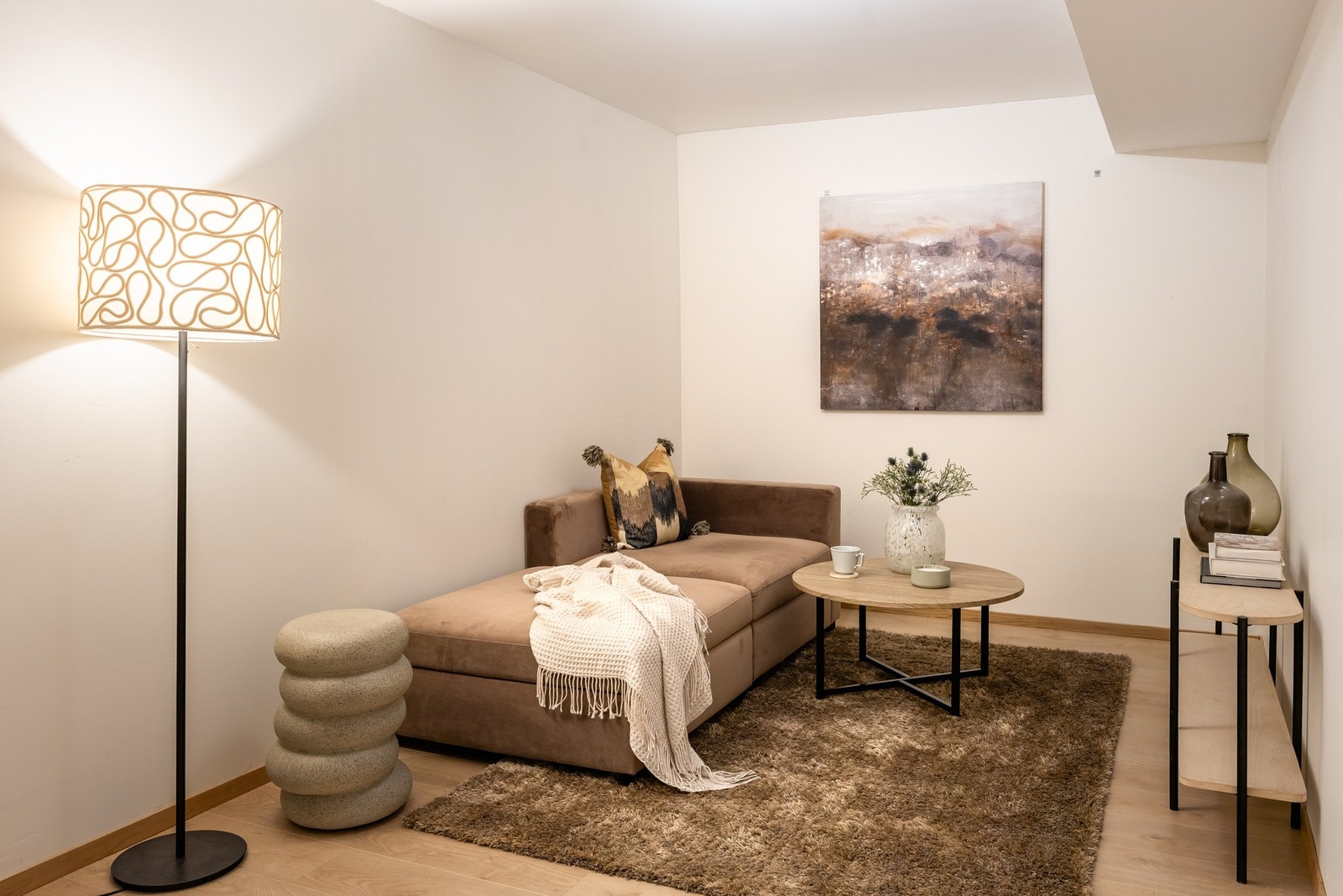 Innredet rom på ca. 12m² i sokkel som har blitt benyttet som stue. Galleribilde