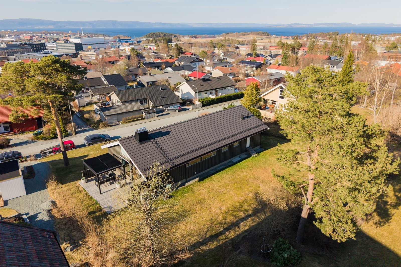Eiendommen er betydelig oppgradert over senere tid og fremstår som en romslig og funksjonell familiebolig med gode kvaliteter og flotte uteområder. Galleribilde
